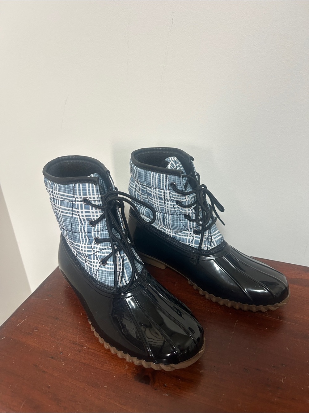 Women’s Black and Blue Plaid Lace-Up Duck Boots size 7